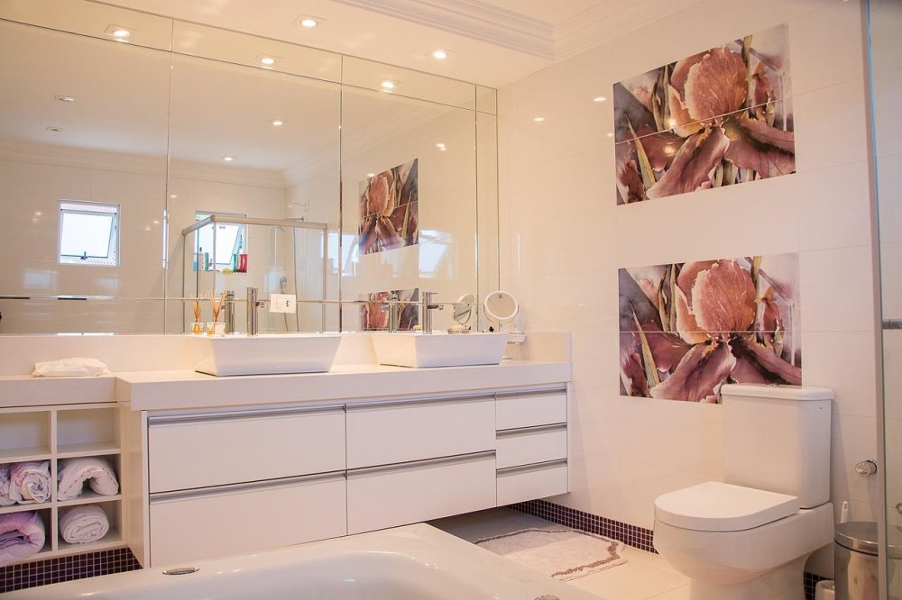 Если мы оборудуем современную ванную комнату, мы можем поставить зеркало со встроенными светодиодными диодами, что обеспечит уникальный дизайн, а также энергосбережение и идеальное освещение